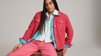 Denim, to není jen modrá: Jaru vládnou pestré a pastelové barvy džínoviny. Zapovězena není ani šedá či bílá