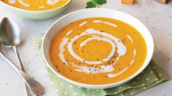 Batátová polévka s kokosovým mlékem: Rychlá a sytá večeře pro celou rodinu