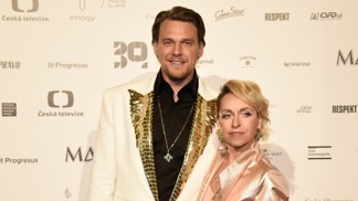 Šperky na Českých lvech: Dykovi měli klenoty ze stejné kolekce za statisíce, Melíšková a Plodková vsadily na českou tvorbu