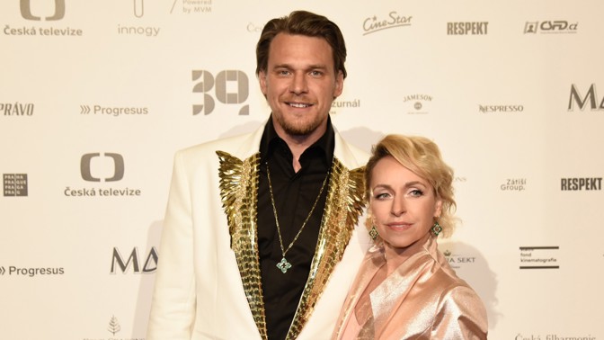 Šperky na Českých lvech: Dykovi měli klenoty ze stejné kolekce za statisíce, Melíšková a Plodková vsadily na českou tvorbu