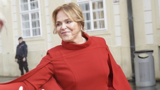 Hosté inaugurace Petra Pavla: Dagmar Havlová v rudých šatech s pelerínou, Morávková s Čvančarovou v modrém