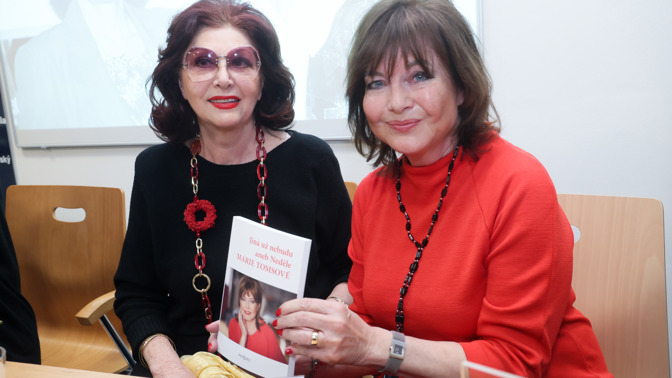 Legendární televizní hlasatelky jsou i po sedmdesátce šik: Tomsová přísahá na sádlo, Burešová odmítá plastiky