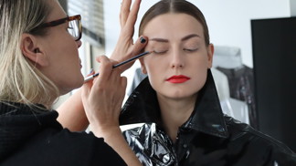 Backstage SuperWoman: Vědkyně Tereza Bartoníčková si v datacentru vyzkoušela proměnu ve futuristickou Catwoman