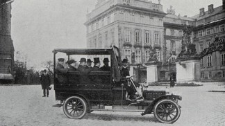 První autobusy v Praze: Na Hradčany se jezdilo za 20 haléřů, linku ukončily nehody