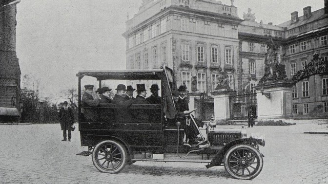 Autobusy jezdily v Praze již v roce 1908: Linku z Malé Strany na Hradčany ukončily nehody