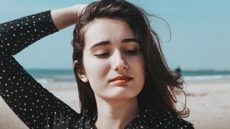 Vendula (27): Můj přítel je hrozný sobec. Když zjistil, že si chci nechat zmenšit prsa, dal mi nůž na krk