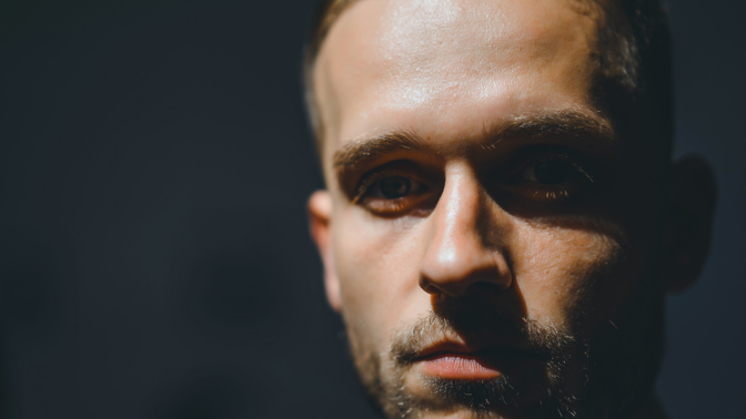 Mirek (29): Po roce vztahu jsem zjistil, s kým se předtím muckovala moje přítelkyně. Chtělo to pořádného panáka