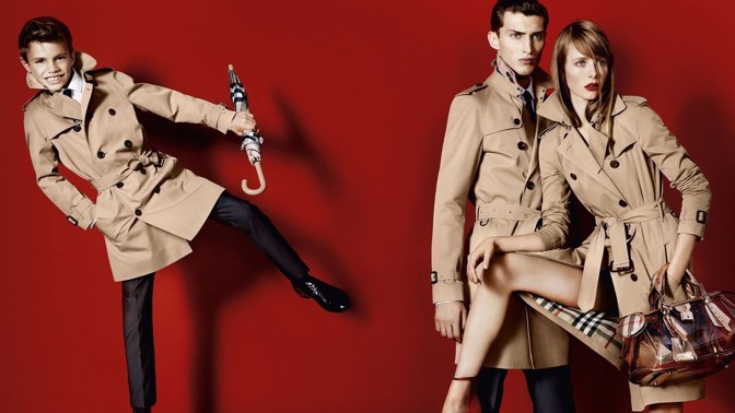 Ikonické módní kousky: Trenčkot s kostkovanou podšívkou byl známkou luxusu už v zákopech a styl určuje dodnes