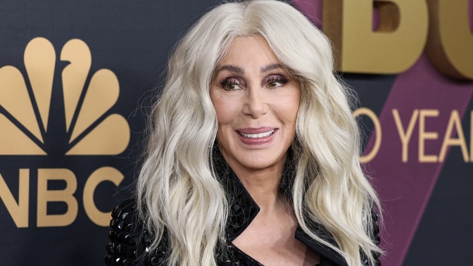 Zpěvačka Cher (76) randí s o 40 let mladším hudebním manažerem: Na premiéře předvedla velmi štíhlou postavu