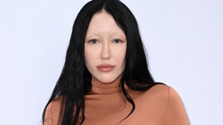 Trend neviditelného obočí celebrity milují: Odbarvila si ho Cyrus, sestry Hadidovy i Madonna