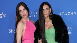 Trendy neony obléká i šedesátnice Demi Moore s dcerou Scout: Zářivě zelená skvěle ladí s ostrou růžovou