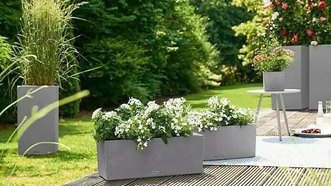 Středomoří, nebo venkovská zahrádka? Šmrnc oběma dodají trendy terakotové či betonové květináče a truhlíky