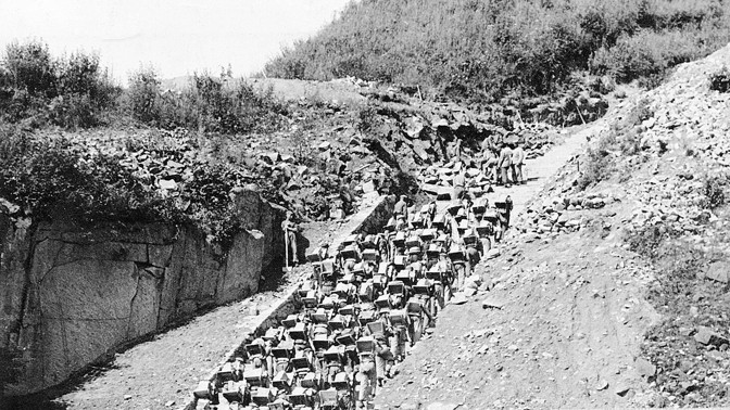 Peklo v Mauthausenu: Vězni nosili kameny těžší, než byli sami. Čekalo je 186 schodů smrti