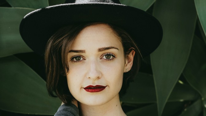 Julie (33): Chodím s úžasným chlapem, ale jeho dcera mi dává najevo, že mě k němu nepustí