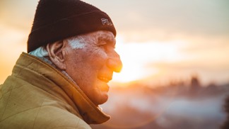 Jozef (67): Vnučka si přivezla panenku, která mě trochu děsila. Nakonec zřejmě zachránila život mé ženě