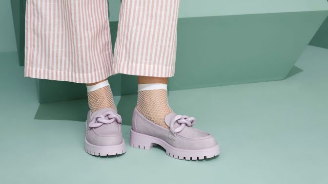 Trendy boty na jaro 2023: Decentní i megalomanské mokasíny se nosí s ponožkami i naboso