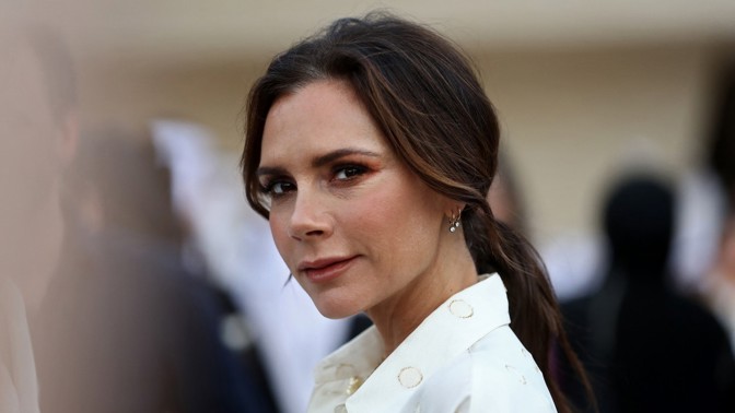 Victoria Beckham slaví 49. narozeniny: Dá nohu až ke stropu a 25 let jí pořád totéž