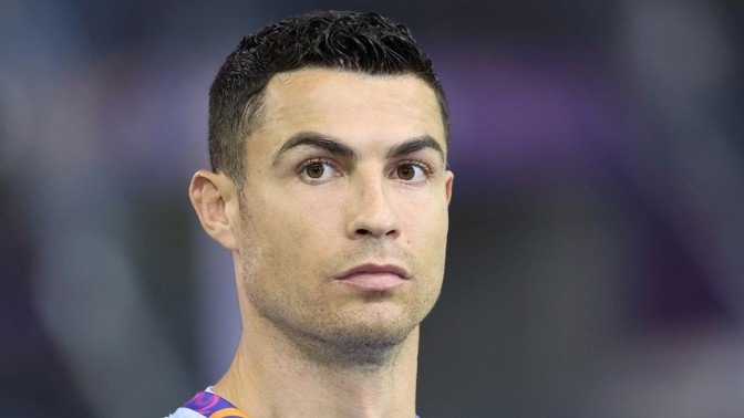 Krasavec Cristiano Ronaldo si lakuje nehty na černo. Nejde však o rozmar, nýbrž ochranu zdraví