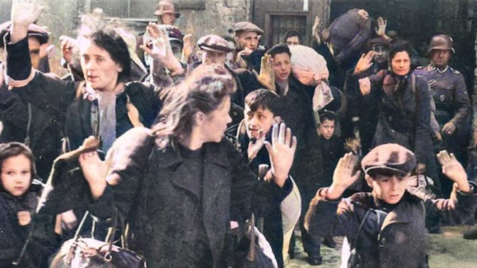 Likvidace varšavského ghetta: Děsivá fotka lidí, které čeká smrt