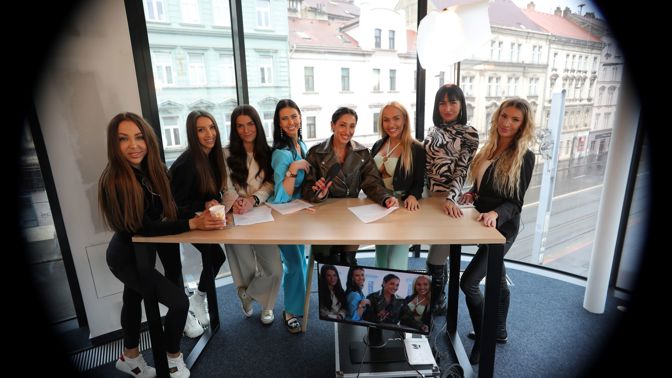 Missky, finalisté soutěže Muž roku i účastník ze Survivoru.  Ti všichni se touží stát moderátory na nové celoplošné televizi A 11