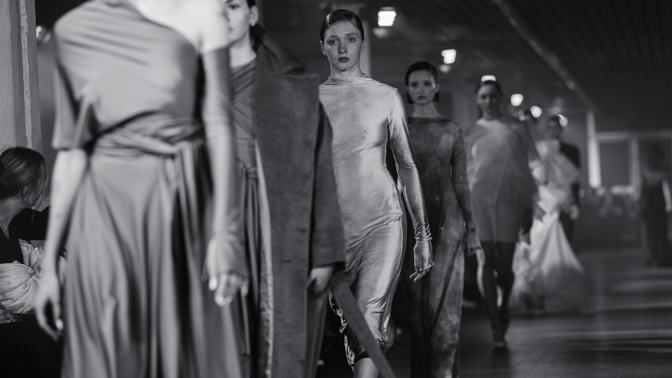 Módní redaktorka Jana hodnotí uplynulý Prague Fashion Week: Výstřední tvůrci znovu posunuli diskusi o módě