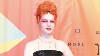 Extravagantní zpěvačka Žofie Dařbujánová schytává hejty za svůj styl: Lidé na mě křičí, jestli nešlapu