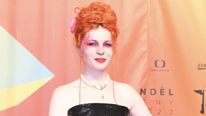 Extravagantní zpěvačka Žofie Dařbujánová schytává hejty za svůj styl: Lidé na mě křičí, jestli nešlapu