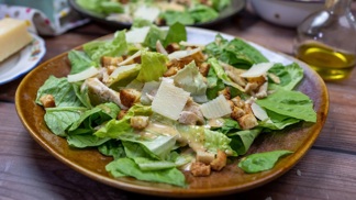 Caesar salát: Slavný recept s kuřecím masem vymyslel italský šéfkuchař Caesare Cardini