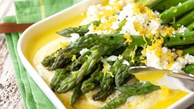 Jarní grilovaný salát s citronovomáslovou omáčkou: Lehký jarní chod lze kombinovat s grilovaným masem