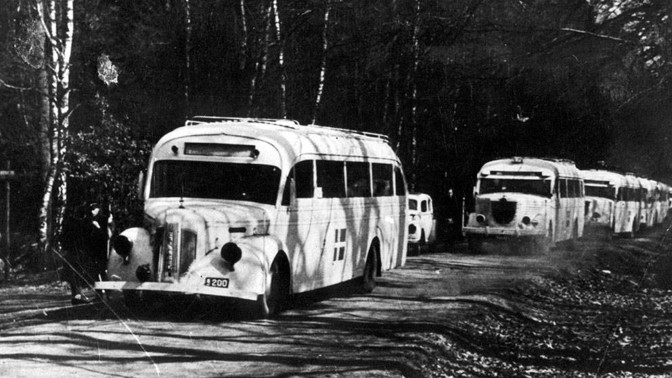 Válečný zázrak: Švédové v bílých autobusech zachránili 31 000 vězňů z koncentračních táborů, na přání Himmlera