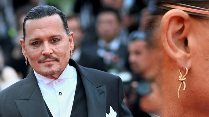 Symbolická náušnice Johnnyho Deppa: Zlatý klenot vyrobil francouzský šperkařský objev