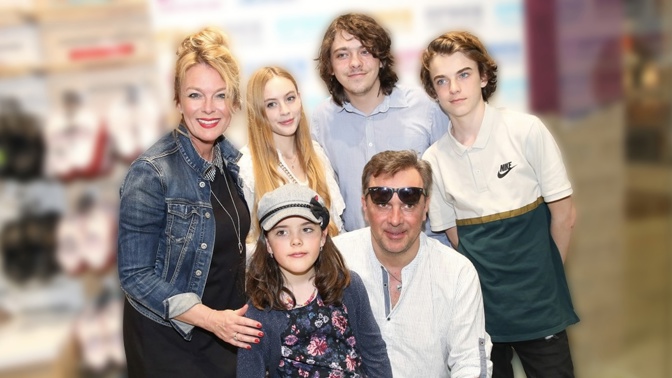 Supermámy, které vychovávají víc než čtyři děti: Benešová, Žilková, Saláková i Beckham si na velké rodině zakládají