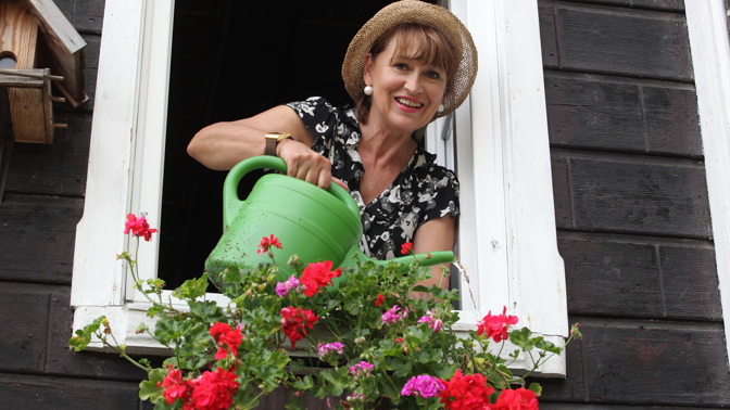 Petra Černocká ukázala svoji půvabnou roubenku u lesa: Chalupu objevil její bratranec Vlastimil Brodský