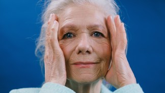 Helena (62): Jedno slunné odpoledne na zahradě jsem zahlédla zvláštní postavu. Jsem si jistá, že to byla moje zesnulá mamka