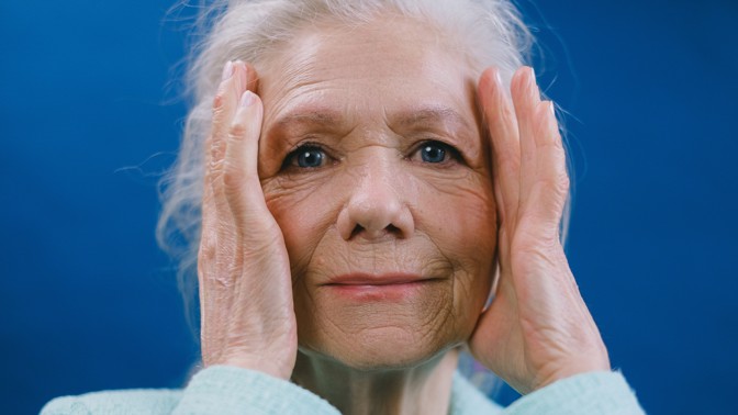 Helena (62): Jedno slunné odpoledne na zahradě jsem zahlédla zvláštní postavu. Jsem si jistá, že to byla moje zesnulá mamka