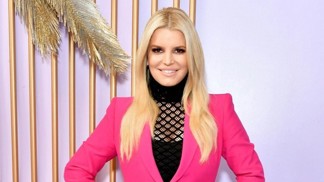 Zpěvačka Jessica Simpson má po čtyřicítce postavu snů: Její fotky v šatech s vysokým rozparkem berou dech