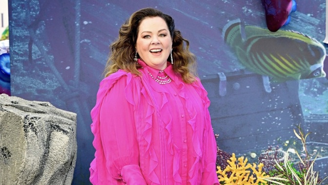 Viva Magenta ve velikosti XXL: Oblíbená herečka Melissa McCarthy (52) se na premiéru zahalila do barvy roku