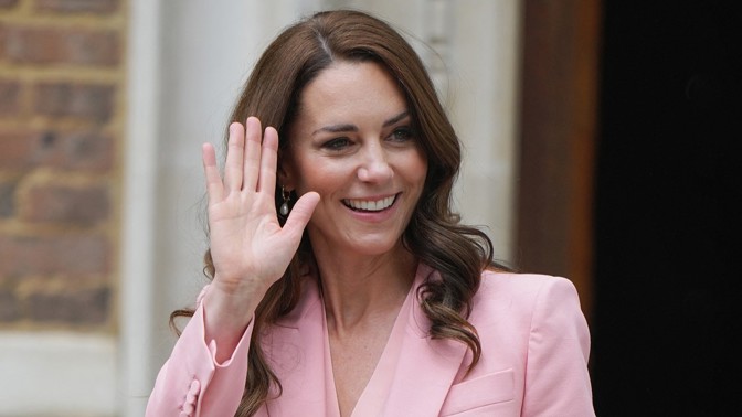 Kate Middleton pobláznila svět perlovým opaskem. Žhavý trend léta si mohou dovolit i obyčejné smrtelnice