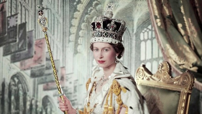 Korunovace Alžběty II.: Královna se oděla do šatů z bílého hedvábí, vlečku jí neslo šest dvorních dam