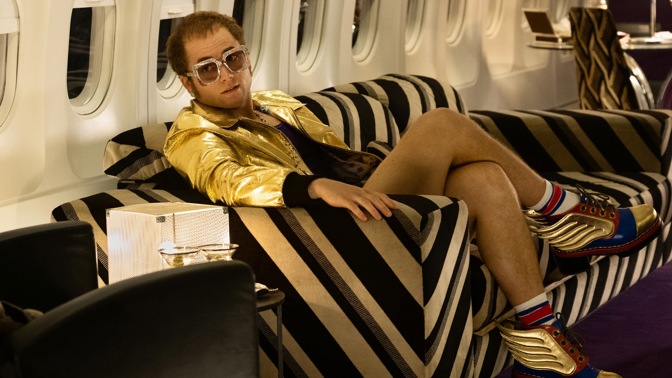 Elton John ve filmu: Rocketman se nevyhýbá drogám ani homosexualitě