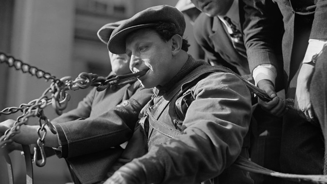 Železný muž Zishe Breitbart: Polský silák dobyl svět. Pak kvůli infekci přišel o nohy a zemřel