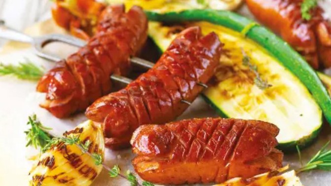 Šťavnaté bio špekáčky s grilovanou zeleninou: Opékačka tak trochu jinak a zdravěji