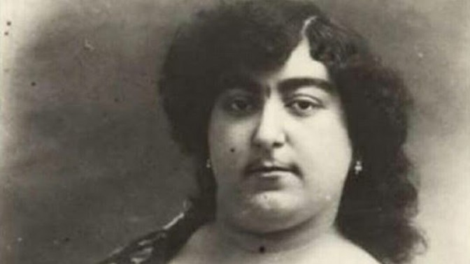 Tajemství princezen Qajar: Na fotkách nebyly vousaté dámy, ale perské princezny s knírkem