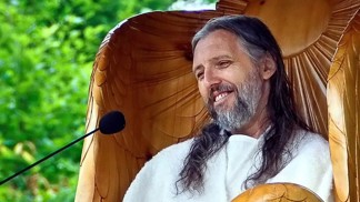 Novodobý Ježíš Kristus: Sergej Torop svým ovečkám povoluje polyamorii, ale prý je také obírá o peníze a mluví s Bohem