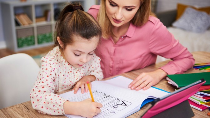Jste úspěšní, vzdělaní a bohatí? Podle vědců to vašim dětem prospívá víc než pomoc s úkoly
