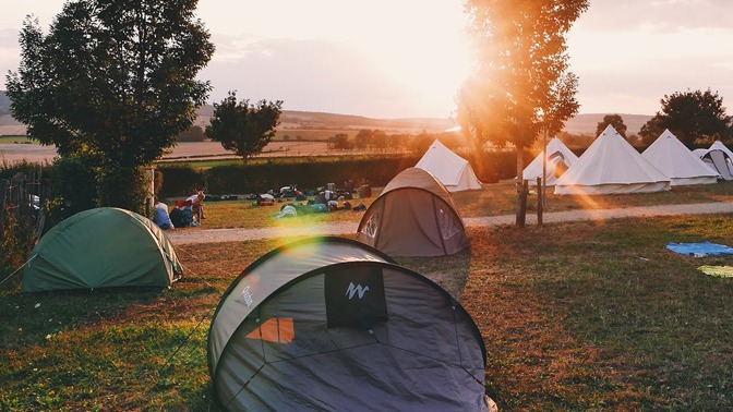 Jednou nohou v přírodě. Na platformě Dokempu.cz najdete tipy na ubytování i inspiraci na cesty!