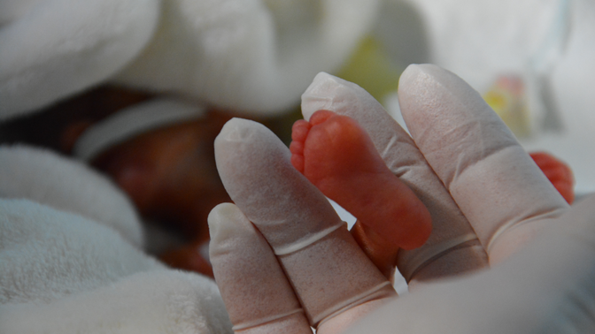 Přišla na svět na hranici životaschopnosti a zvládla to: Příběh dvojčat, která mají obrovskou vůli žít