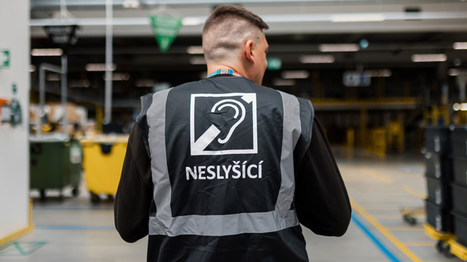Tichá empatie: Zaměstnanci v Amazonu se učí znakový jazyk, aby porozuměli svým spolupracovníkům se sluchovými obtížemi