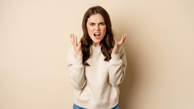 Anna (28): Majitelka mého bytu na mě zvoní v sedm ráno a zakazuje mi návštěvy. Vymyslela jsem, jak se jí pomstít