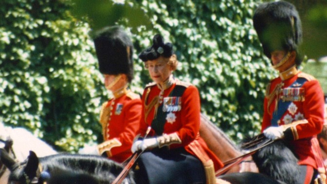 Atentát na královnu Alžbětu II., který skončil "dřív, než začal". Přesto si mladík odseděl ve vězení pět let